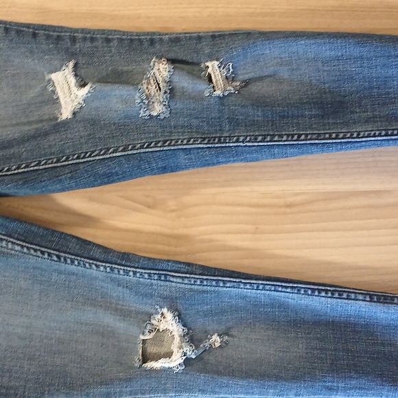 EUC 535 Levi's Super Skinny Jeans with Distress - Picture 3 of 7